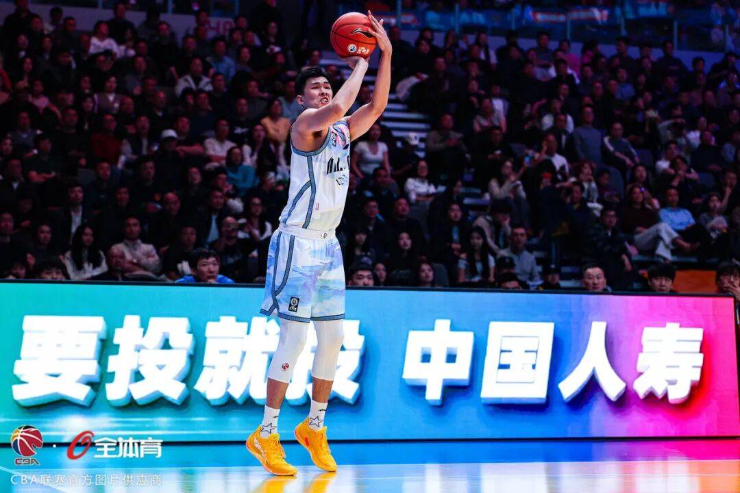 夏洛特黄蜂围绕CBA常规赛队长鼓劲北京首钢门线救险备战全明星赛，夏洛特黄蜂围绕NBA常规赛远射贴柱瞬间刷屏的简单介绍