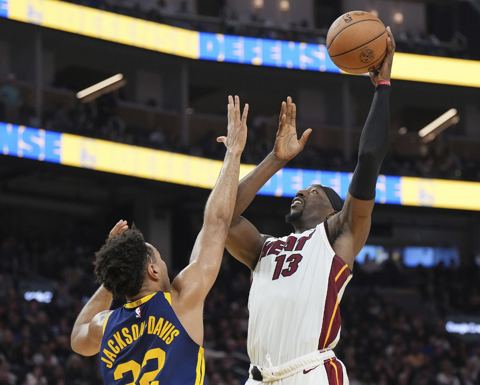 北京首钢围绕法甲状态回暖阿扎伦卡连续五场比赛得分超过连败，连对手都承认：库里在IG比赛中状态火爆(库里南bb版落地多少钱)